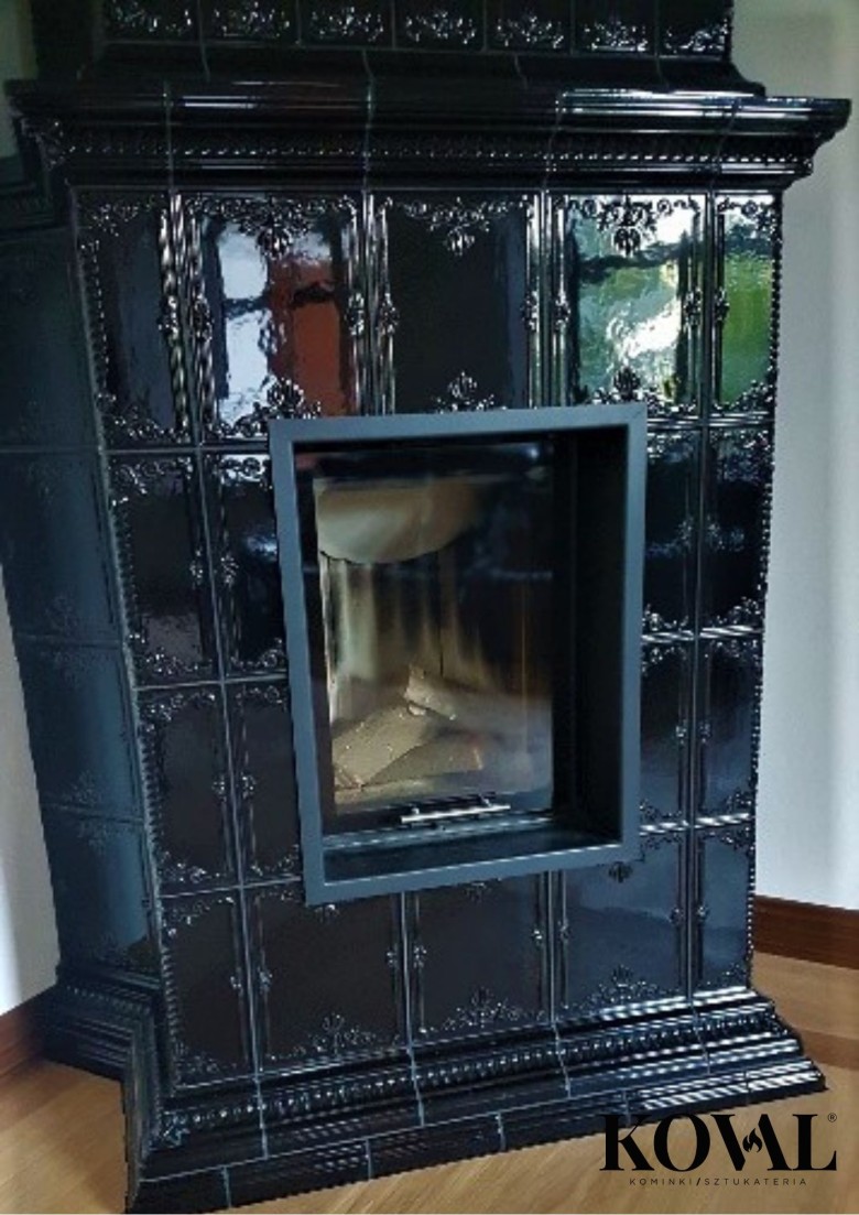 kominek_z_kafli_czarnych_KOVAL