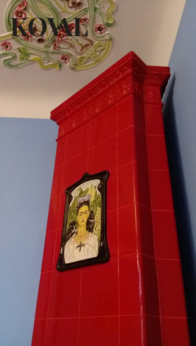 czerwony-kominek-kaflowy-artystyczny-zdobiony-torun