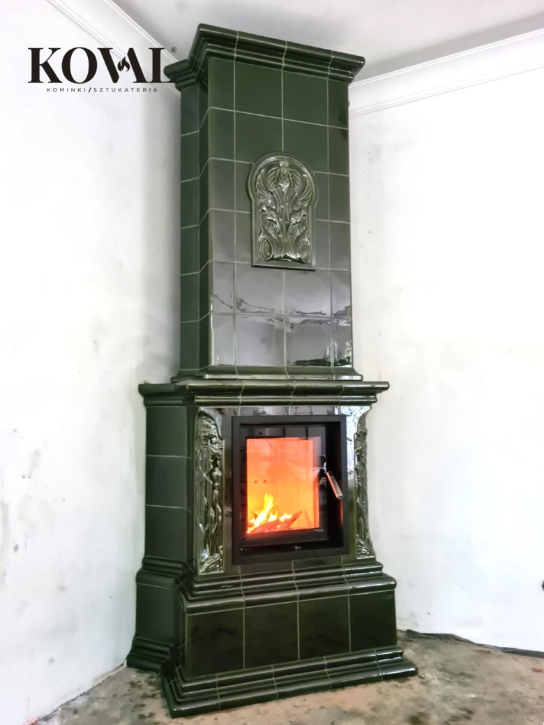 kominek-kaflowy-zielony-zdobiony-z-ogniem-bydgoszcz