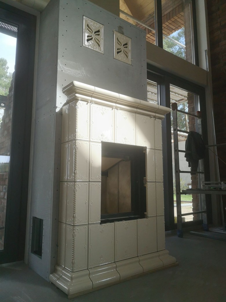 kominek-kaflowy-kremowy-w-trakcie-realizacji-zabudowa-z-kafli