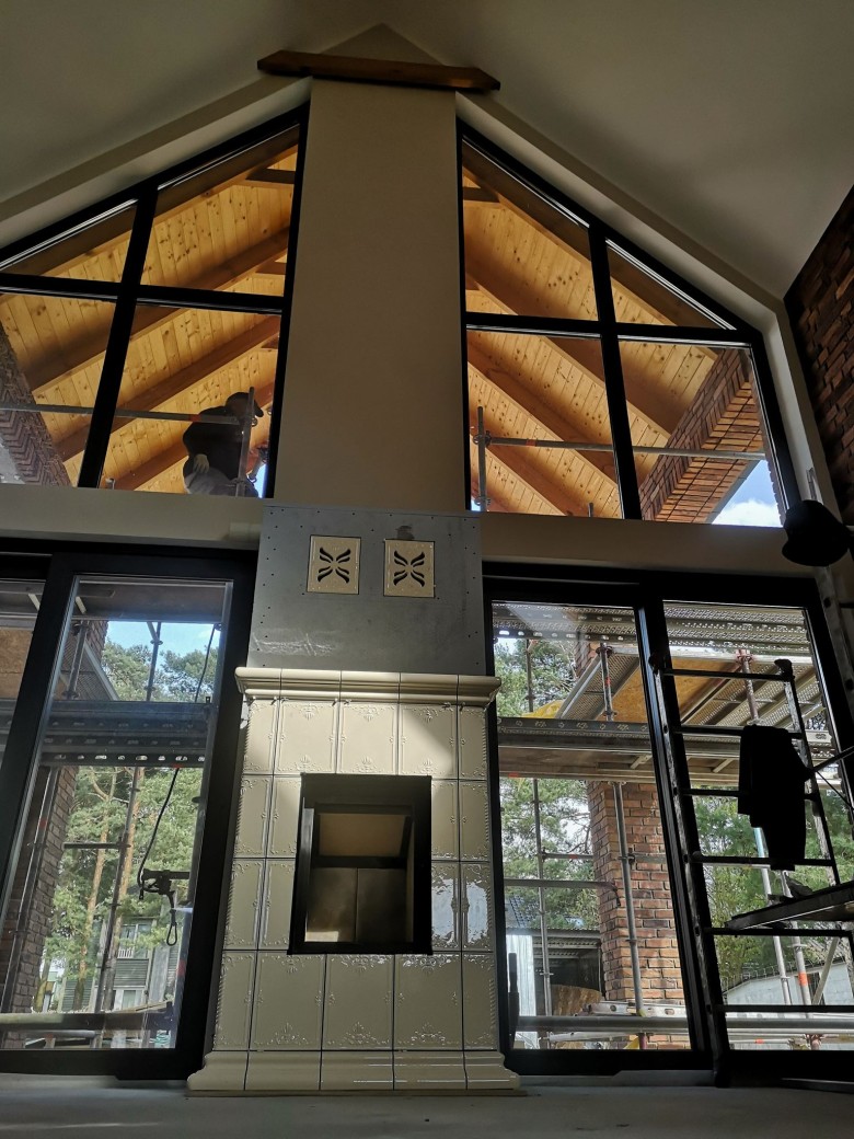 kominek-kaflowy-kremowy-wysoka-zabudowa-nowoczesne-wnetrze-z-przeszkleniami