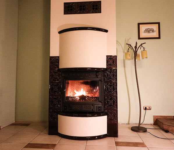 kominek-kaflowy-bialo-brazowy-klasyczny-salon