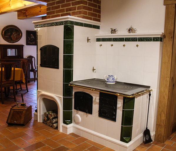 piec-kaflowy-kuchenny-bialo-zielony-styl-rustykalny