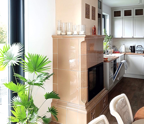 kominek-kaflowy-bezowy-kuchnia-jadalnia-nowoczesne-wnetrze