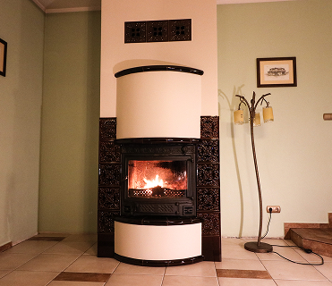 kominek-kaflowy-nowoczesny-brazowo-bialy-torun