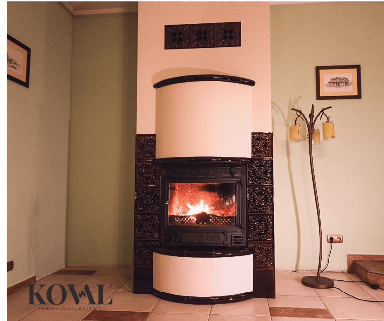 realizacja-kominek-kaflowy-brazowe-kafle-nowoczesny-styl