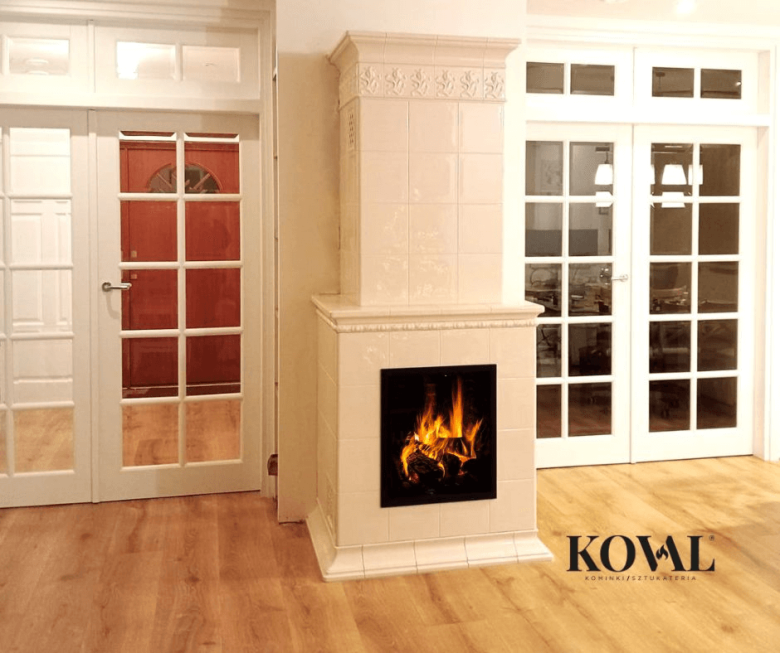 realizacja-bialy-kominek-kaflowy-klasyczny-wnetrze-domu