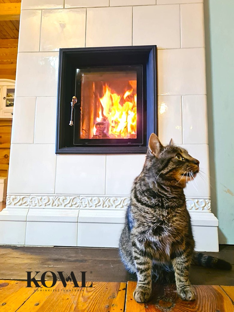 kominek_kaflowy_kotem