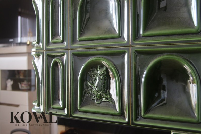 „Piec kaflowy został wykonany ręcznie w pracowni pod Toruniem. Charakteryzuje się klasycznym białym kolorem i tradycyjną konstrukcją, typową dla regionu. Doskonale wpisuje się w wnętrza w stylu retro 