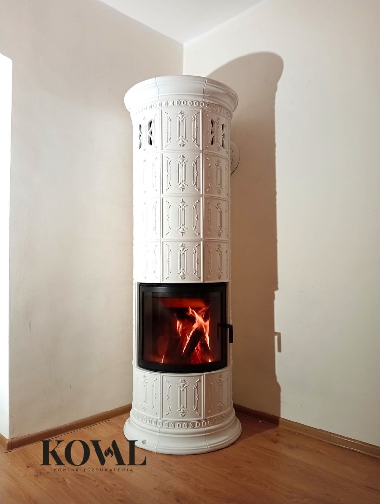 kominek-kaflowy-zeliwny-drzwi-bialy-piec-z-ogniem